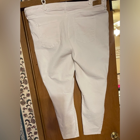 Signature Levi Stratus white Jean. - Picture 2 of 3